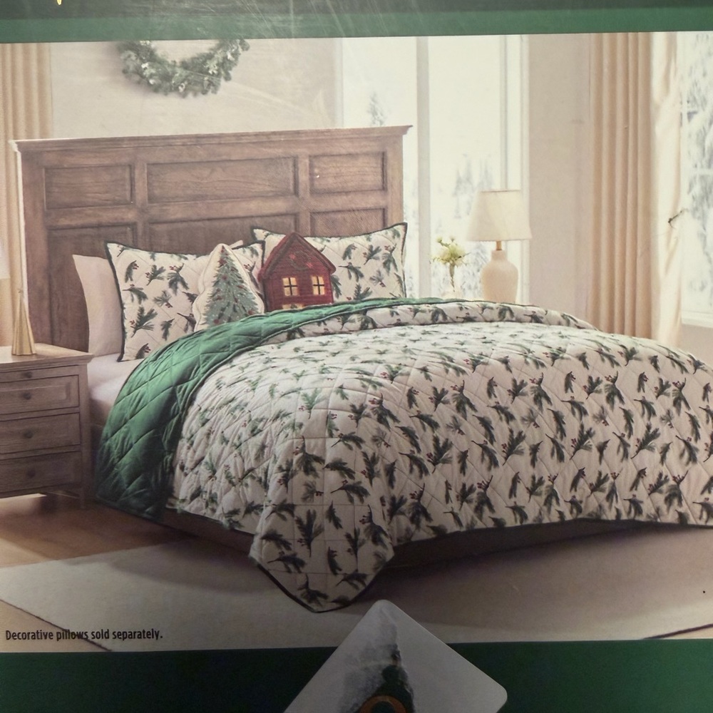 NWT Hallmark Green and White Pine Sprig Comforter Set